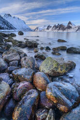 Norwegen, Troms og Finnmark, Felsenküste des Mefjords - ANSF00483