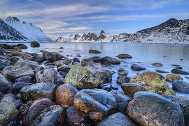 Norwegen, Troms og Finnmark, Felsenküste des Mefjords - ANSF00484