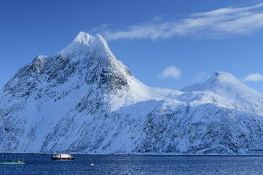 Norwegen, Troms og Finnmark, Schiff auf dem Mefjord mit dem Berg Breidtind im Hintergrund - ANSF00489