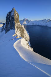 Norwegen, Troms og Finnmark, Blick auf den Berg Segla und den umliegenden Fjord - ANSF00493