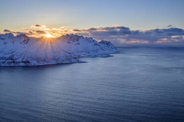 Norwegen, Troms og Finnmark, Sonnenuntergang über den Bergen am Fjord - ANSF00498