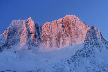 Norwegen, Troms og Finnmark, Berg Breidtind in der Abenddämmerung - ANSF00500