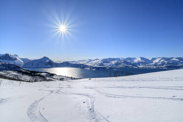 Norwegen, Troms og Finnmark, Sonnenschein über dem Nordfjord - ANSF00504