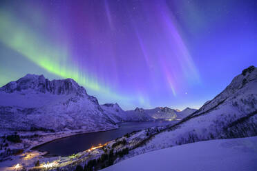 Norwegen, Troms og Finnmark, Nordlicht über dem Mefjord und dem Berg Breidtind - ANSF00510