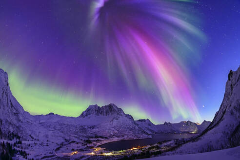 Norwegen, Troms og Finnmark, Nordlicht über dem Mefjord und dem Berg Breidtind - ANSF00511