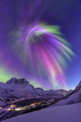 Norwegen, Troms og Finnmark, Nordlicht über dem Mefjord und dem Berg Breidtind - ANSF00512