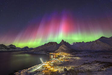 Norwegen, Troms og Finnmark, Mefjordvaer, Nordlicht über abgelegenem Fischerdorf auf der Insel Senja - ANSF00518