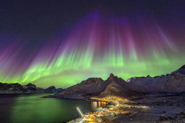 Norwegen, Troms og Finnmark, Mefjordvaer, Nordlicht über abgelegenem Fischerdorf auf der Insel Senja - ANSF00519