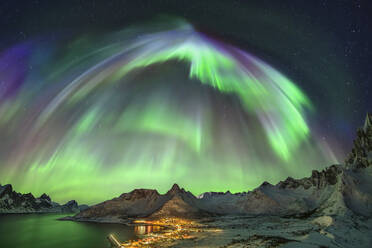 Norwegen, Troms og Finnmark, Mefjordvaer, Nordlicht über abgelegenem Fischerdorf auf der Insel Senja - ANSF00521