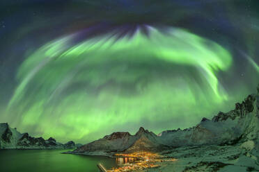 Norwegen, Troms og Finnmark, Grüne Nordlichter über dem abgelegenen Fischerdorf auf der Insel Senja - ANSF00522