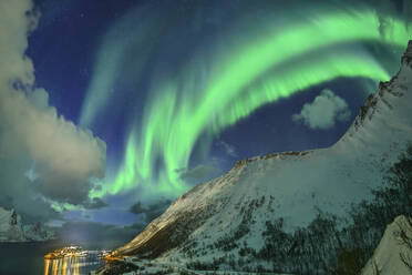 Norwegen, Troms og Finnmark, Grüne Nordlichter über den Bergen am Oyfjord - ANSF00529