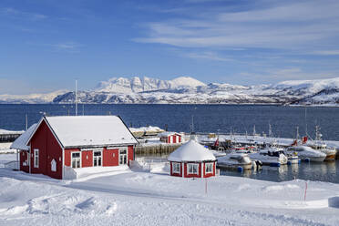 Norwegen, Troms og Finnmark, Lysnes, Schneebedeckter Hafen auf der Insel Senja - ANSF00530