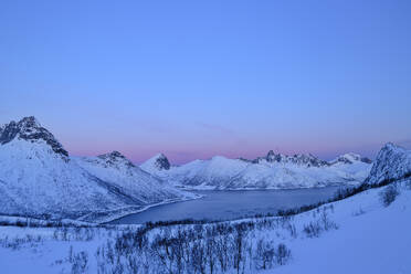 Norwegen, Troms og Finnmark, Oyfjord und umliegende Berge in der Morgendämmerung - ANSF00531