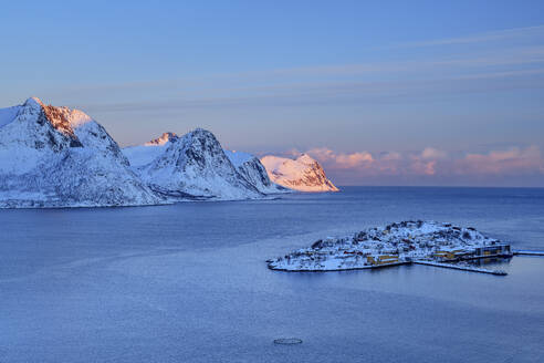 Norwegen, Troms og Finnmark, Oyfjord in der Morgendämmerung - ANSF00532