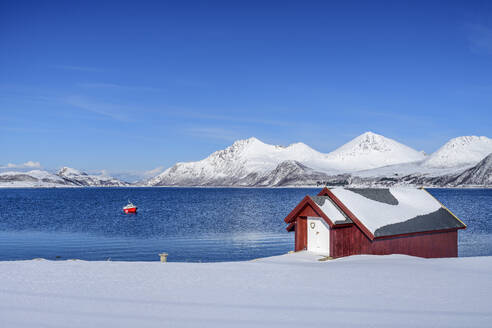Norwegen, Troms og Finnmark, Abgelegene Hütte am Ufer des Nordfjordes - ANSF00538
