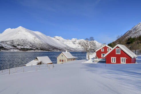 Norwegen, Troms og Finnmark, Abgelegenes Dorf am Ufer des Nordfjordes - ANSF00539