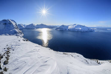 Norwegen, Troms og Finnmark, Sessoyfjord vom Berg Brosmetind aus gesehen - ANSF00549