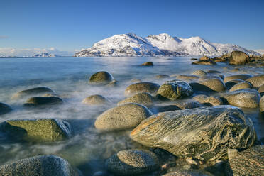 Norwegen, Troms og Finnmark, Felsbrocken am Ufer des Grotfjords - ANSF00553