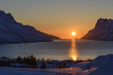 Norwegen, Troms og Finnmark, Joviknes, Ersfjord bei Sonnenuntergang - ANSF00561