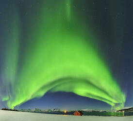 Norwegen, Troms og Finnmark, Joviknes, Nordlicht über Küstenhütte - ANSF00567