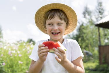 Lächelnder Junge mit einer Scheibe Wassermelone - VBUF00368