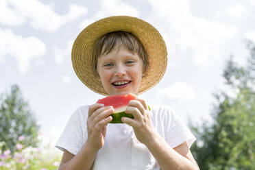 Glücklicher Junge mit einer Scheibe Wassermelone - VBUF00369