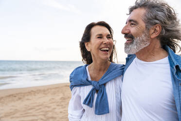 Fröhliches älteres Paar verbringt seine Freizeit am Strand - OIPF03395