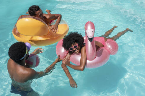 Glückliche Freunde genießen zusammen im Schwimmbad - VRAF00152