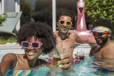Glückliche Freunde genießen im Pool im Urlaub - VRAF00171