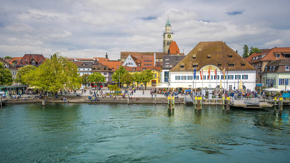 Germany, Baden-Wurttemberg, Uberlingen, People along promenade stretching along shore of Lake Constance - MHF00726