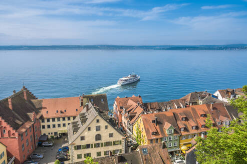 Germany, Baden-Wurttemberg, Meersburg, Ferry leaving town on shore of Lake Constance - MHF00728