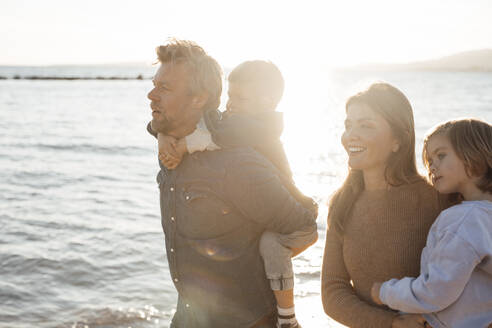 Glückliche Familie verbringt ihre Freizeit am Meer am Strand - JOSEF20610