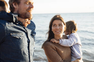 Mutter und Vater mit Kindern am Meer am Strand im Urlaub - JOSEF20613