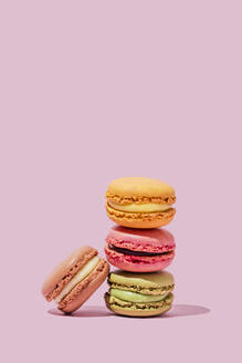 Macaroons stacked on pink background - FLMF00998