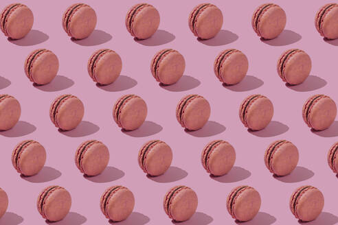 Background of crunchy macaroons on pink background - FLMF01003