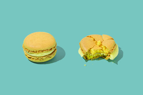 Crushed and full macaroon on turquoise background - FLMF01006