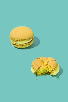 Crushed and full macaroon on turquoise background - FLMF01008