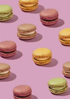 Crunchy macaroons on pink background - FLMF01018
