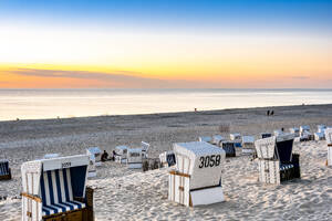 Deutschland, Schleswig-Holstein, Strandkörbe mit Kapuze am leeren Strand der Insel Sylt - EGBF00866