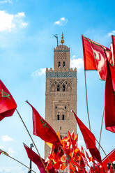 Marokko, Marrakesch-Safi, Marrakesch, Marokkanische Flaggen vor der Kutubiyya-Moschee - EGBF00879