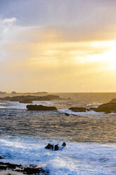 Atlantikküste bei bewölktem Sonnenuntergang - EGBF00883
