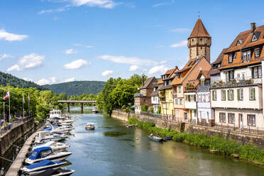 Deutschland, Baden-Württemberg, Wertheim am Main, Vertäute Boote und historische Häuser am Mainufer - EGBF00890