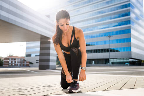 Sportliches Mädchen mit festem Körper, das draußen trainiert - Schöne Frau, die einige Sportübungen macht, Konzepte über Gesundheit, Lebensstil und funktionelles Training - DMDF03827