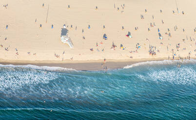 Santa Monica Beach, Drohnenansicht - Menschen beim Sonnenbaden am Strand und Schwimmen im Meer - DMDF03884