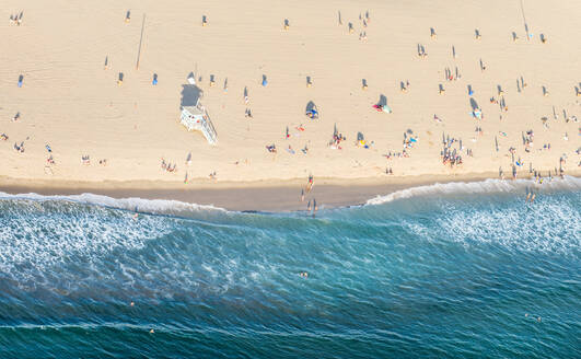 Santa Monica Beach, Drohnenansicht - Menschen beim Sonnenbaden am Strand und Schwimmen im Meer - DMDF03884