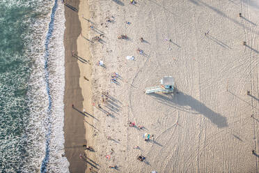 Santa Monica Beach, Drohnenansicht - Menschen beim Sonnenbaden am Strand und Schwimmen im Meer - DMDF03886