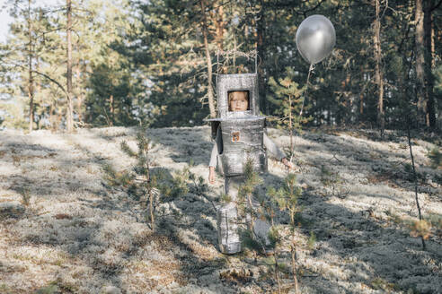 Junge im Astronautenanzug und mit silbernem Luftballon im Wald - EVKF00016