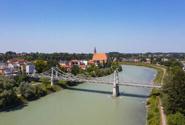 Deutschland, Bayern, Drohnenansicht der Salzach und der Salzachbrücke zwischen Laufen und Oberndorf - WWF06263