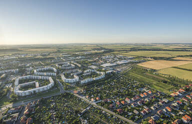 Deutschland, Sachsen-Anhalt, Wernigerode, Luftaufnahme einer ländlichen Stadt mit Feldern im Hintergrund - PVCF01356