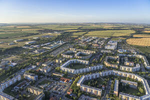 Deutschland, Sachsen-Anhalt, Wernigerode, Luftaufnahme einer ländlichen Stadt mit Feldern im Hintergrund - PVCF01367